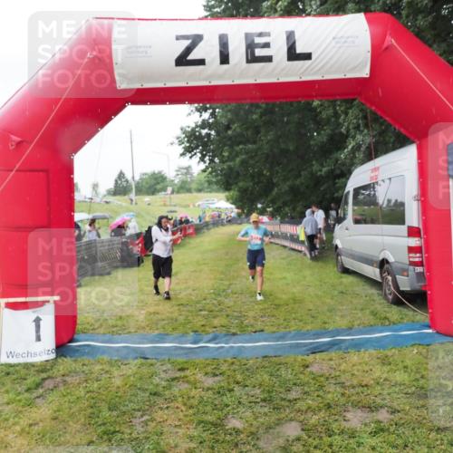 21.06.2025 - 27. Vierlanden-Triathlon MichiJ http://msf.ph/oto/8050500 15.06.2026 14:35:34 Ziel 215 meine-sportfotos.de