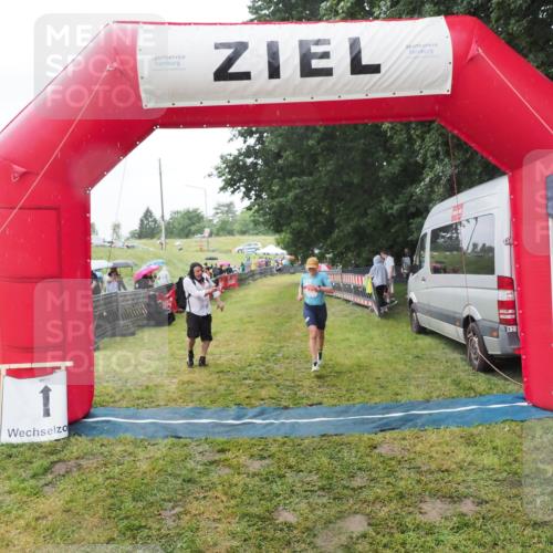 21.06.2025 - 27. Vierlanden-Triathlon MichiJ http://msf.ph/oto/8050502 15.06.2026 14:35:34 Ziel 215 meine-sportfotos.de