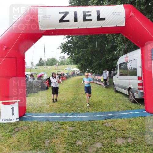 21.06.2025 - 27. Vierlanden-Triathlon MichiJ http://msf.ph/oto/8050503 15.06.2026 14:35:34 Ziel 215 meine-sportfotos.de