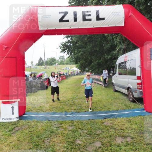 21.06.2025 - 27. Vierlanden-Triathlon MichiJ http://msf.ph/oto/8050506 15.06.2026 14:35:35 Ziel 215 meine-sportfotos.de