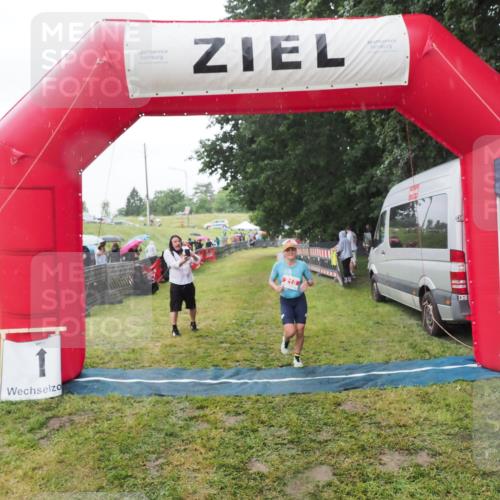21.06.2025 - 27. Vierlanden-Triathlon MichiJ http://msf.ph/oto/8050507 15.06.2026 14:35:35 Ziel 215 meine-sportfotos.de