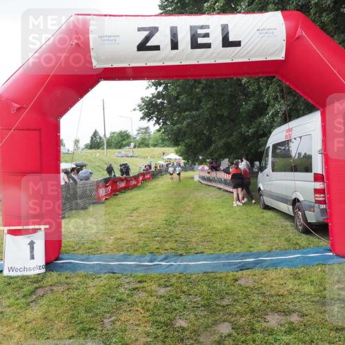 21.06.2025 - 27. Vierlanden-Triathlon MichiJ http://msf.ph/oto/8050528 15.06.2026 14:44:32 Ziel  meine-sportfotos.de