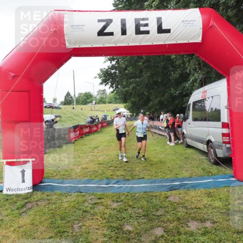 21.06.2025 - 27. Vierlanden-Triathlon MichiJ http://msf.ph/oto/8050533 15.06.2026 14:44:42 Ziel 883, 884 meine-sportfotos.de