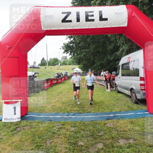 21.06.2025 - 27. Vierlanden-Triathlon MichiJ http://msf.ph/oto/8050535 15.06.2026 14:44:42 Ziel 883, 884 meine-sportfotos.de