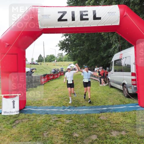 21.06.2025 - 27. Vierlanden-Triathlon MichiJ http://msf.ph/oto/8050538 15.06.2026 14:44:42 Ziel 883, 884 meine-sportfotos.de