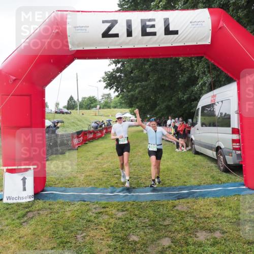 21.06.2025 - 27. Vierlanden-Triathlon MichiJ http://msf.ph/oto/8050540 15.06.2026 14:44:42 Ziel 883, 884 meine-sportfotos.de