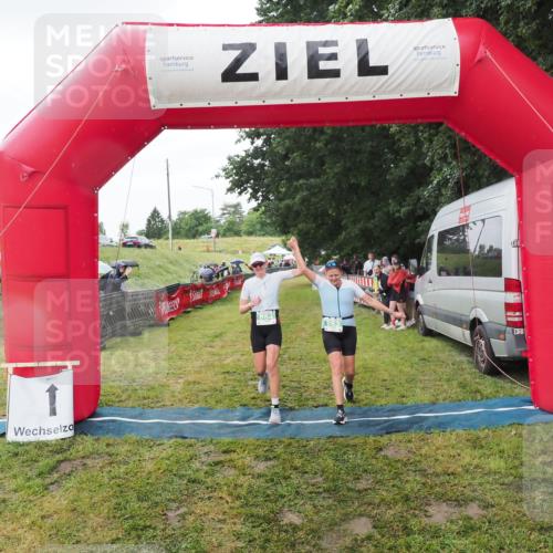 21.06.2025 - 27. Vierlanden-Triathlon MichiJ http://msf.ph/oto/8050541 15.06.2026 14:44:43 Ziel 883, 884 meine-sportfotos.de