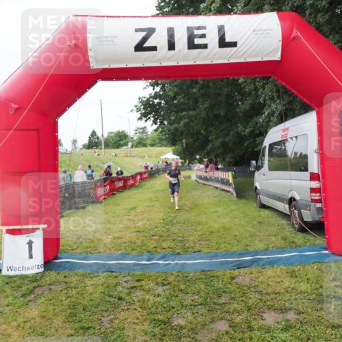 21.06.2025 - 27. Vierlanden-Triathlon MichiJ http://msf.ph/oto/8050542 15.06.2026 14:47:40 Ziel 1241 meine-sportfotos.de