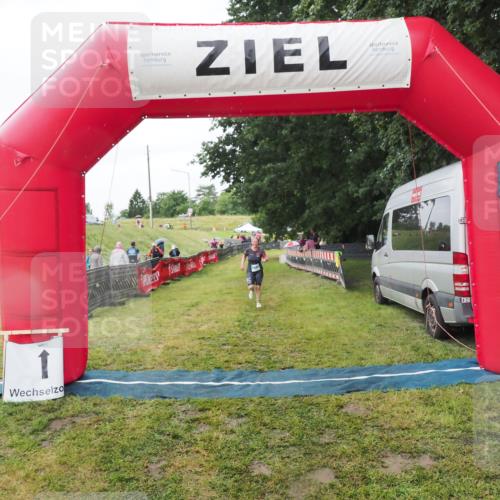 21.06.2025 - 27. Vierlanden-Triathlon MichiJ http://msf.ph/oto/8050543 15.06.2026 14:47:40 Ziel 1241 meine-sportfotos.de