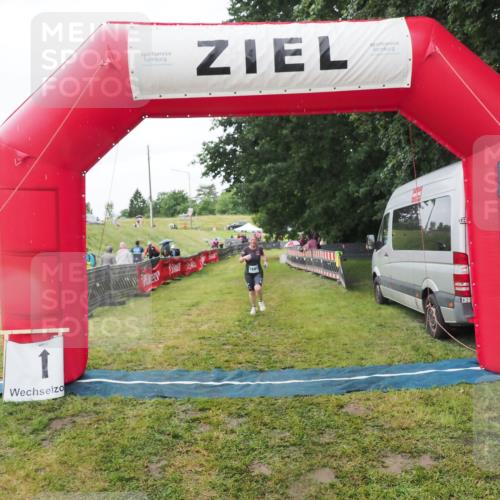 21.06.2025 - 27. Vierlanden-Triathlon MichiJ http://msf.ph/oto/8050544 15.06.2026 14:47:40 Ziel 1241 meine-sportfotos.de