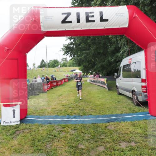 21.06.2025 - 27. Vierlanden-Triathlon MichiJ http://msf.ph/oto/8050545 15.06.2026 14:47:40 Ziel 1241 meine-sportfotos.de