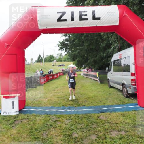 21.06.2025 - 27. Vierlanden-Triathlon MichiJ http://msf.ph/oto/8050548 15.06.2026 14:47:41 Ziel 1241 meine-sportfotos.de