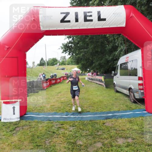 21.06.2025 - 27. Vierlanden-Triathlon MichiJ http://msf.ph/oto/8050549 15.06.2026 14:47:42 Ziel 1241 meine-sportfotos.de