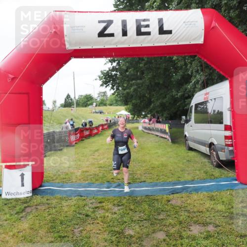 21.06.2025 - 27. Vierlanden-Triathlon MichiJ http://msf.ph/oto/8050551 15.06.2026 14:47:42 Ziel 1241 meine-sportfotos.de