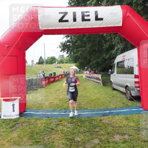 21.06.2025 - 27. Vierlanden-Triathlon MichiJ http://msf.ph/oto/8050552 15.06.2026 14:47:42 Ziel 1241 meine-sportfotos.de