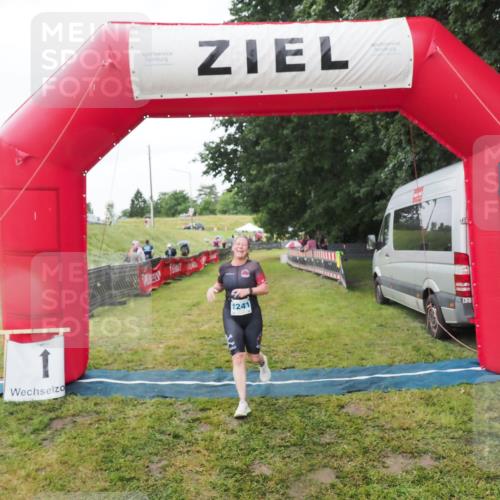 21.06.2025 - 27. Vierlanden-Triathlon MichiJ http://msf.ph/oto/8050553 15.06.2026 14:47:42 Ziel 1241 meine-sportfotos.de