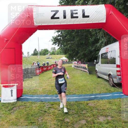 21.06.2025 - 27. Vierlanden-Triathlon MichiJ http://msf.ph/oto/8050554 15.06.2026 14:47:42 Ziel 1241 meine-sportfotos.de