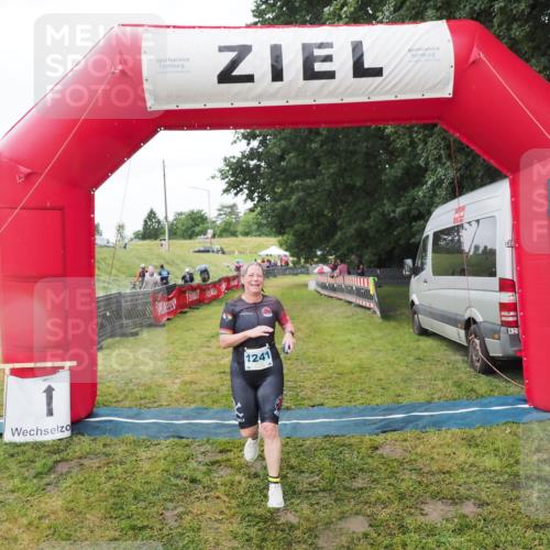 21.06.2025 - 27. Vierlanden-Triathlon MichiJ http://msf.ph/oto/8050555 15.06.2026 14:47:43 Ziel 1241 meine-sportfotos.de
