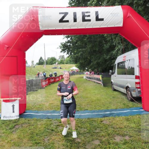 21.06.2025 - 27. Vierlanden-Triathlon MichiJ http://msf.ph/oto/8050556 15.06.2026 14:47:43 Ziel 1241 meine-sportfotos.de