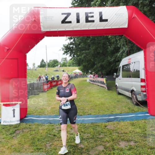 21.06.2025 - 27. Vierlanden-Triathlon MichiJ http://msf.ph/oto/8050557 15.06.2026 14:47:43 Ziel 1241 meine-sportfotos.de