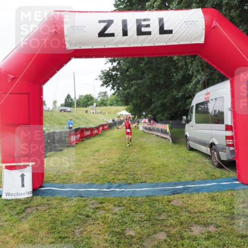 21.06.2025 - 27. Vierlanden-Triathlon MichiJ http://msf.ph/oto/8050558 15.06.2026 14:48:22 Ziel 16 meine-sportfotos.de
