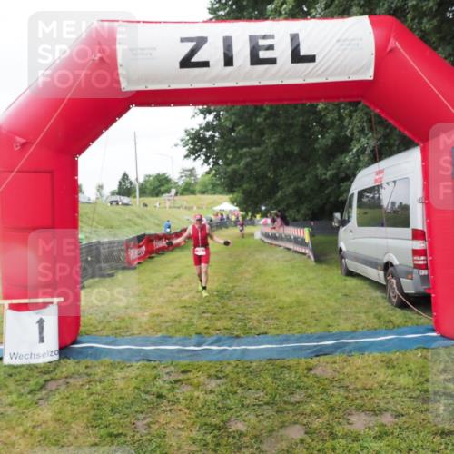 21.06.2025 - 27. Vierlanden-Triathlon MichiJ http://msf.ph/oto/8050570 15.06.2026 14:48:25 Ziel 16 meine-sportfotos.de
