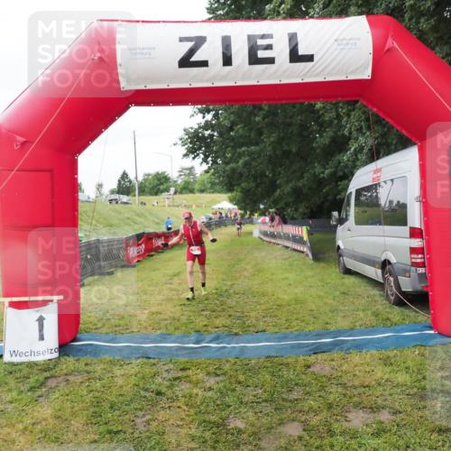 21.06.2025 - 27. Vierlanden-Triathlon MichiJ http://msf.ph/oto/8050572 15.06.2026 14:48:25 Ziel 16 meine-sportfotos.de