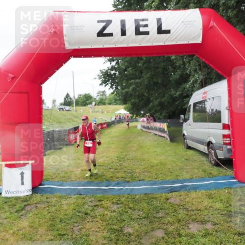 21.06.2025 - 27. Vierlanden-Triathlon MichiJ http://msf.ph/oto/8050578 15.06.2026 14:48:26 Ziel 16 meine-sportfotos.de