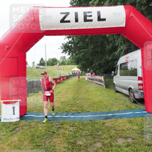 21.06.2025 - 27. Vierlanden-Triathlon MichiJ http://msf.ph/oto/8050581 15.06.2026 14:48:27 Ziel 16 meine-sportfotos.de