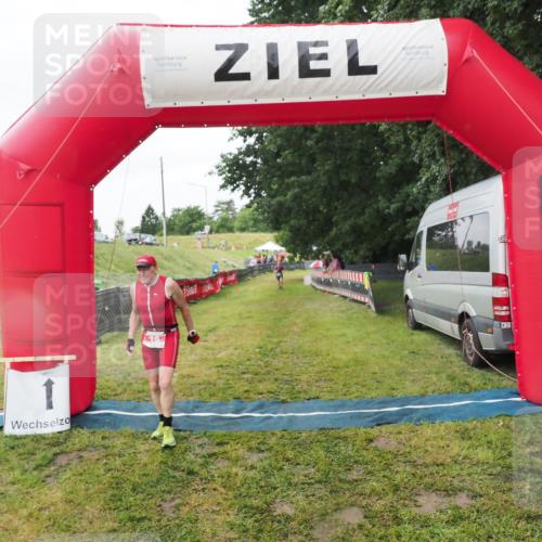 21.06.2025 - 27. Vierlanden-Triathlon MichiJ http://msf.ph/oto/8050583 15.06.2026 14:48:27 Ziel 16 meine-sportfotos.de