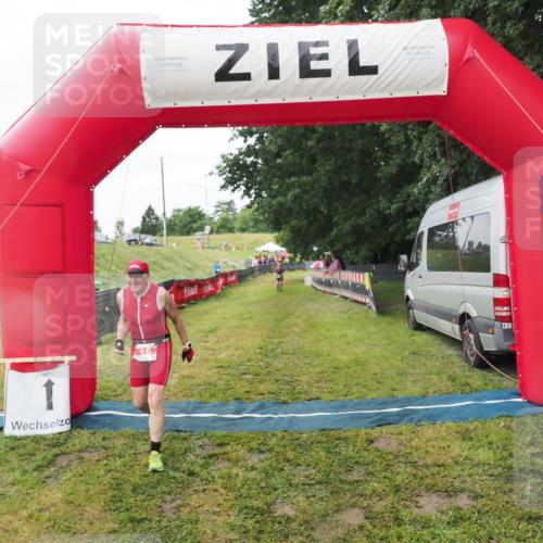 21.06.2025 - 27. Vierlanden-Triathlon MichiJ http://msf.ph/oto/8050585 15.06.2026 14:48:27 Ziel 16 meine-sportfotos.de