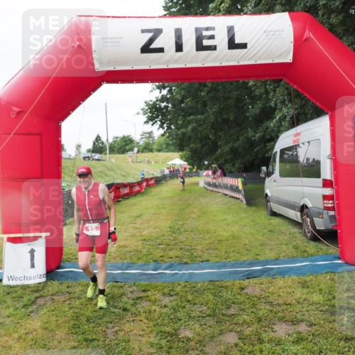 21.06.2025 - 27. Vierlanden-Triathlon MichiJ http://msf.ph/oto/8050586 15.06.2026 14:48:27 Ziel 16 meine-sportfotos.de