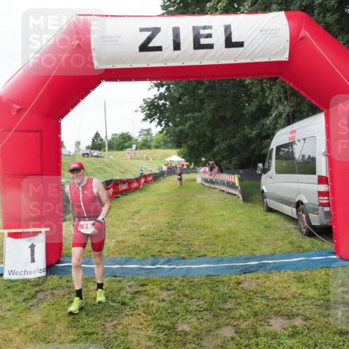 21.06.2025 - 27. Vierlanden-Triathlon MichiJ http://msf.ph/oto/8050587 15.06.2026 14:48:27 Ziel 16 meine-sportfotos.de