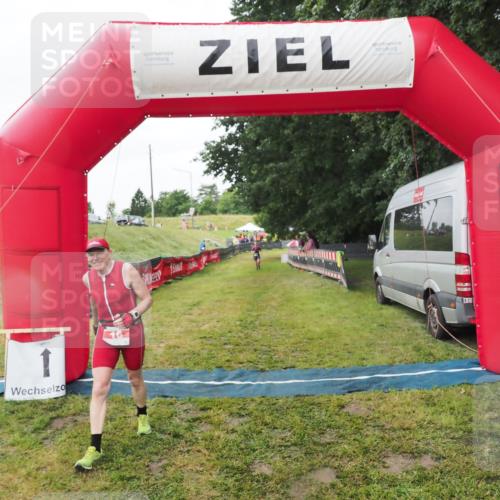 21.06.2025 - 27. Vierlanden-Triathlon MichiJ http://msf.ph/oto/8050588 15.06.2026 14:48:27 Ziel 16 meine-sportfotos.de