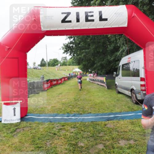 21.06.2025 - 27. Vierlanden-Triathlon MichiJ http://msf.ph/oto/8050589 15.06.2026 14:48:32 Ziel 16, 1301 meine-sportfotos.de