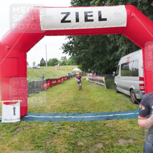 21.06.2025 - 27. Vierlanden-Triathlon MichiJ http://msf.ph/oto/8050590 15.06.2026 14:48:32 Ziel 16, 1301 meine-sportfotos.de