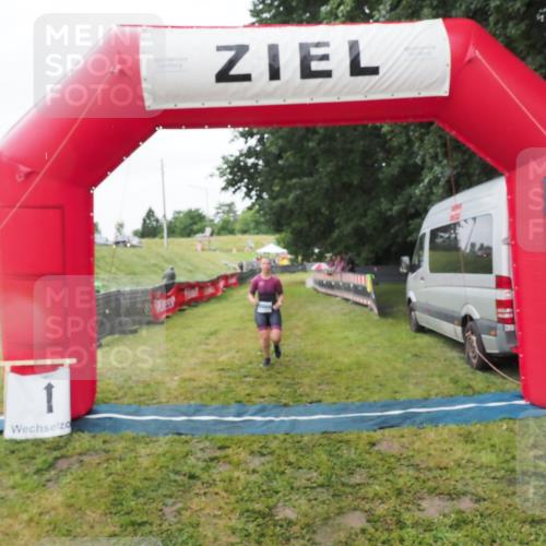 21.06.2025 - 27. Vierlanden-Triathlon MichiJ http://msf.ph/oto/8050592 15.06.2026 14:48:34 Ziel 1301 meine-sportfotos.de