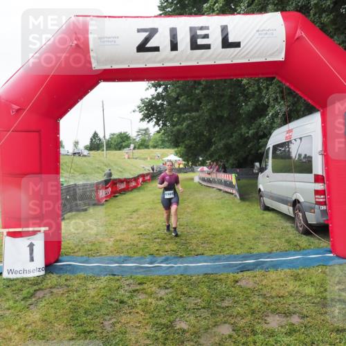 21.06.2025 - 27. Vierlanden-Triathlon MichiJ http://msf.ph/oto/8050593 15.06.2026 14:48:34 Ziel 1301 meine-sportfotos.de