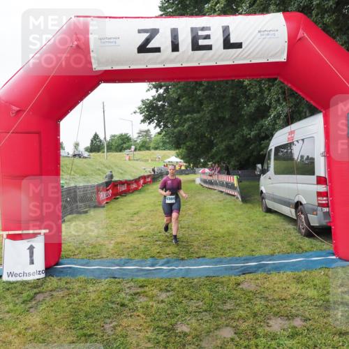 21.06.2025 - 27. Vierlanden-Triathlon MichiJ http://msf.ph/oto/8050594 15.06.2026 14:48:34 Ziel 1301 meine-sportfotos.de