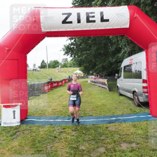 21.06.2025 - 27. Vierlanden-Triathlon MichiJ http://msf.ph/oto/8050600 15.06.2026 14:48:35 Ziel 1301 meine-sportfotos.de