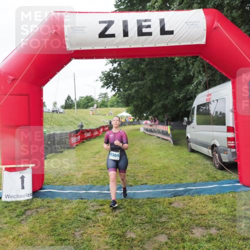 21.06.2025 - 27. Vierlanden-Triathlon MichiJ http://msf.ph/oto/8050601 15.06.2026 14:48:35 Ziel 1301 meine-sportfotos.de