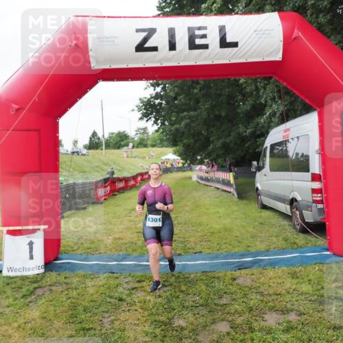 21.06.2025 - 27. Vierlanden-Triathlon MichiJ http://msf.ph/oto/8050602 15.06.2026 14:48:36 Ziel 1301 meine-sportfotos.de