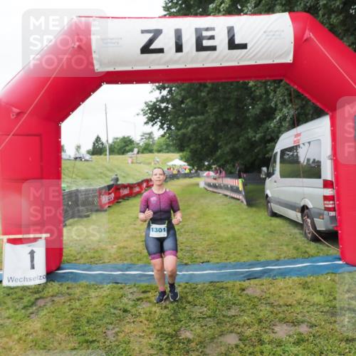 21.06.2025 - 27. Vierlanden-Triathlon MichiJ http://msf.ph/oto/8050603 15.06.2026 14:48:36 Ziel 1301 meine-sportfotos.de