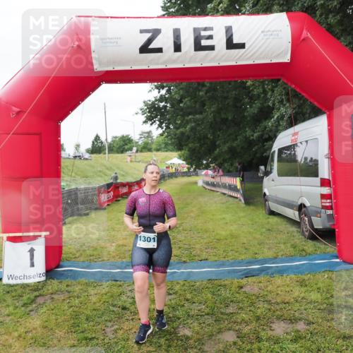 21.06.2025 - 27. Vierlanden-Triathlon MichiJ http://msf.ph/oto/8050605 15.06.2026 14:48:36 Ziel 1301 meine-sportfotos.de