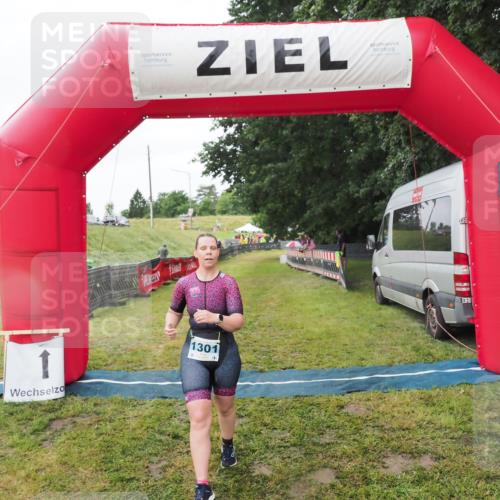 21.06.2025 - 27. Vierlanden-Triathlon MichiJ http://msf.ph/oto/8050606 15.06.2026 14:48:36 Ziel 1301 meine-sportfotos.de