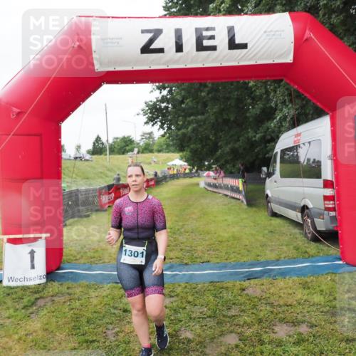21.06.2025 - 27. Vierlanden-Triathlon MichiJ http://msf.ph/oto/8050608 15.06.2026 14:48:37 Ziel 1301 meine-sportfotos.de