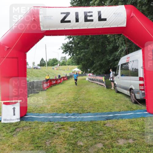 21.06.2025 - 27. Vierlanden-Triathlon MichiJ http://msf.ph/oto/8050610 15.06.2026 14:48:49 Ziel  meine-sportfotos.de