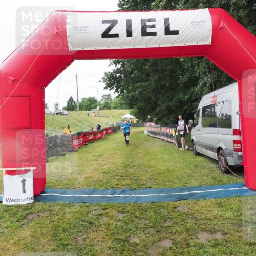 21.06.2025 - 27. Vierlanden-Triathlon MichiJ http://msf.ph/oto/8050614 15.06.2026 14:48:51 Ziel 812 meine-sportfotos.de