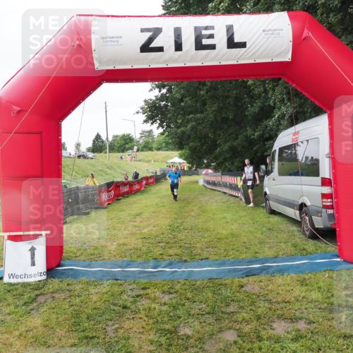 21.06.2025 - 27. Vierlanden-Triathlon MichiJ http://msf.ph/oto/8050615 15.06.2026 14:48:51 Ziel 812 meine-sportfotos.de