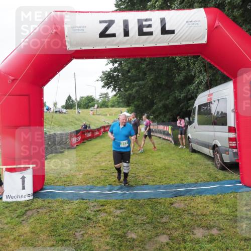 21.06.2025 - 27. Vierlanden-Triathlon MichiJ http://msf.ph/oto/8050617 15.06.2026 14:48:55 Ziel 812 meine-sportfotos.de